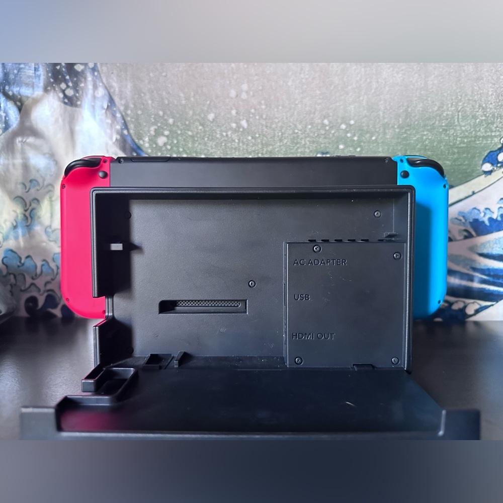 Nintendo Switch - Picture 2 of 4